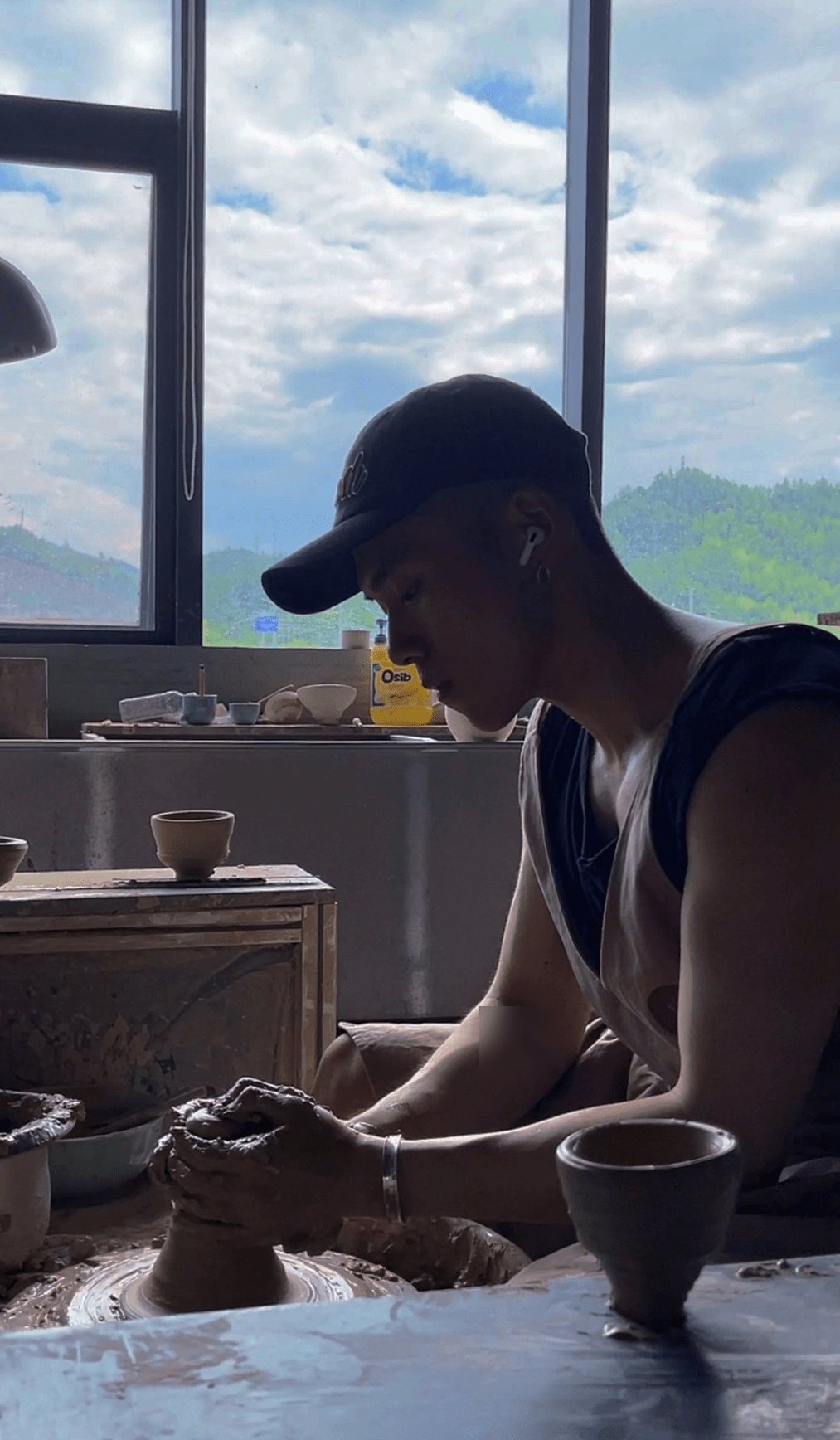 狂吸35万粉丝!丽水23岁高颜值青瓷小哥哥,火了!_小蒋_蒋俊杰_龙泉