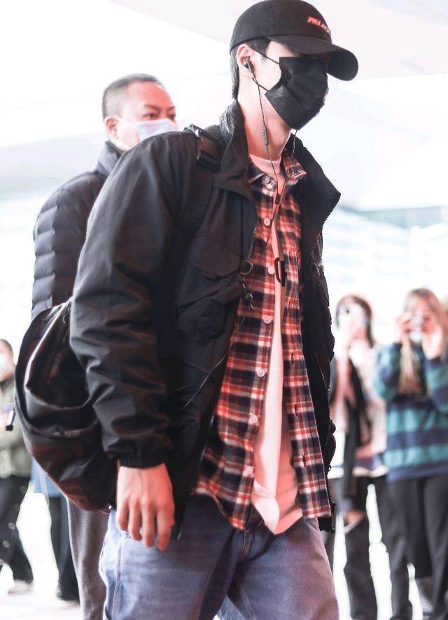 王一博:合格的代言人,热衷于叠穿跟混搭,网友:多穿点_风格_格子_时尚