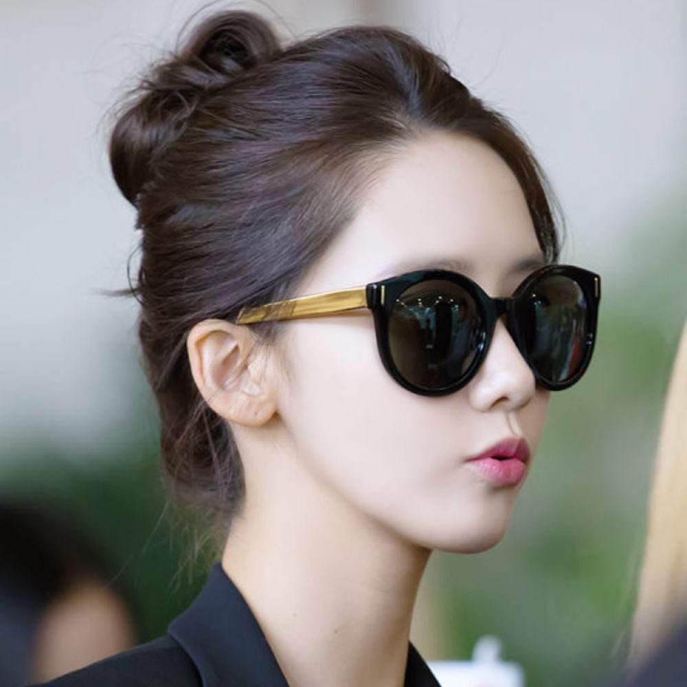 戴上眼镜,林允儿的气质变得文静,衬托漂亮的脸部更加吸睛.