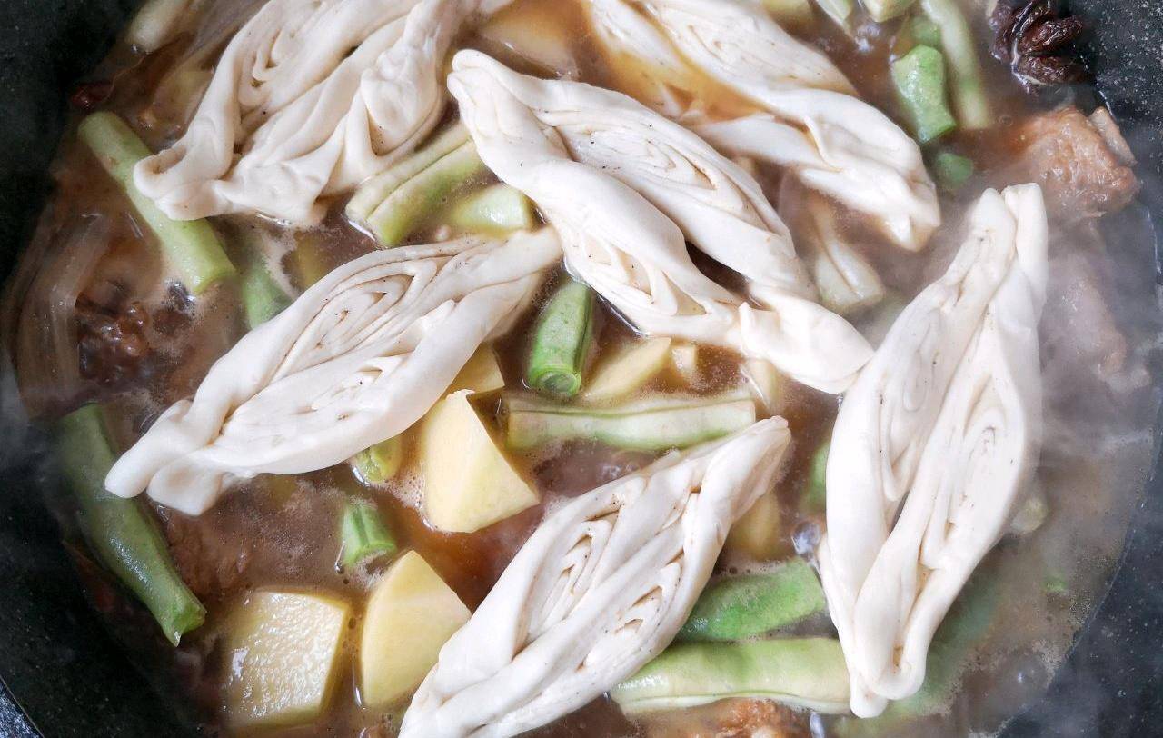 等时间到了后,一份连主食带菜的一份东北特色,排骨豆角粘卷子就好了