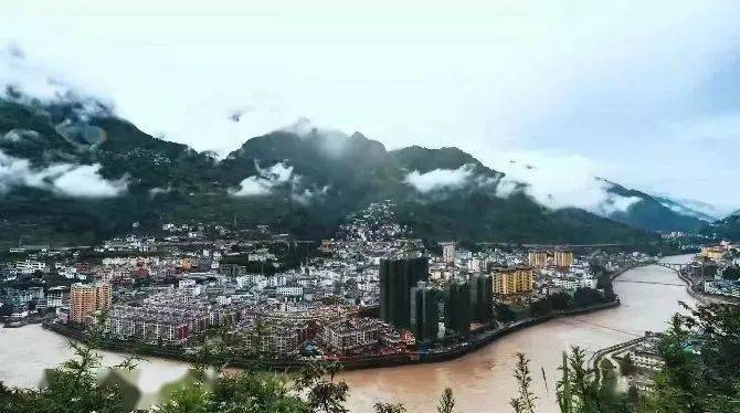 奔涌的怒江,将福贡县城分隔成两片,过江难曾是制约城市发展壮大的最大