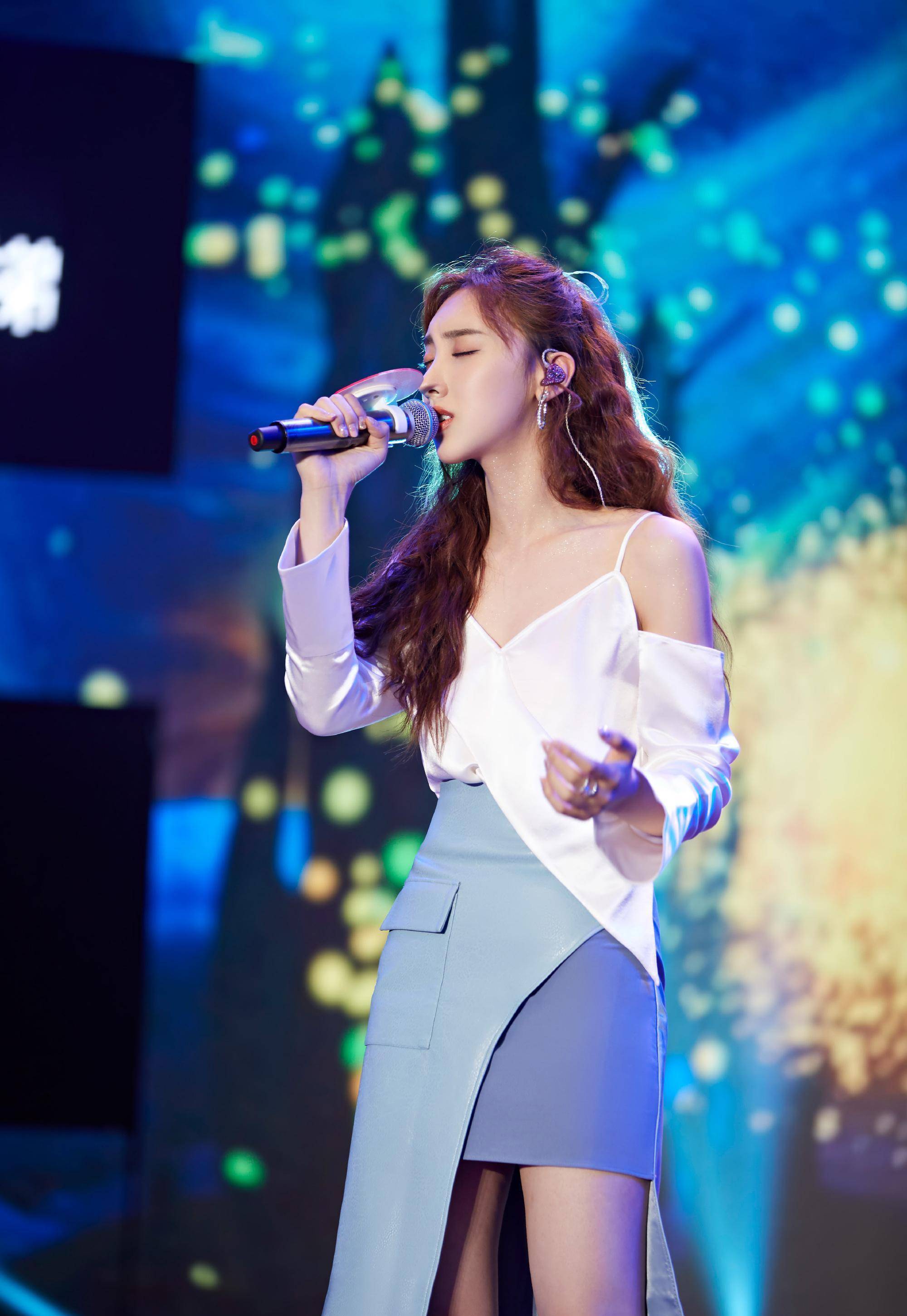 蓝色不规则半身裙,别具时尚,是隐藏的穿搭公主_许靖_吊带_女生