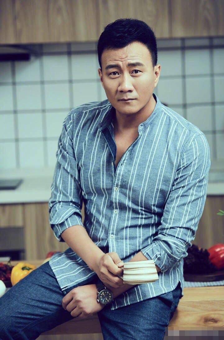 演员胡军:台上霸气硬汉,把温柔给了两个女人,儿子却不像亲生的_刘烨