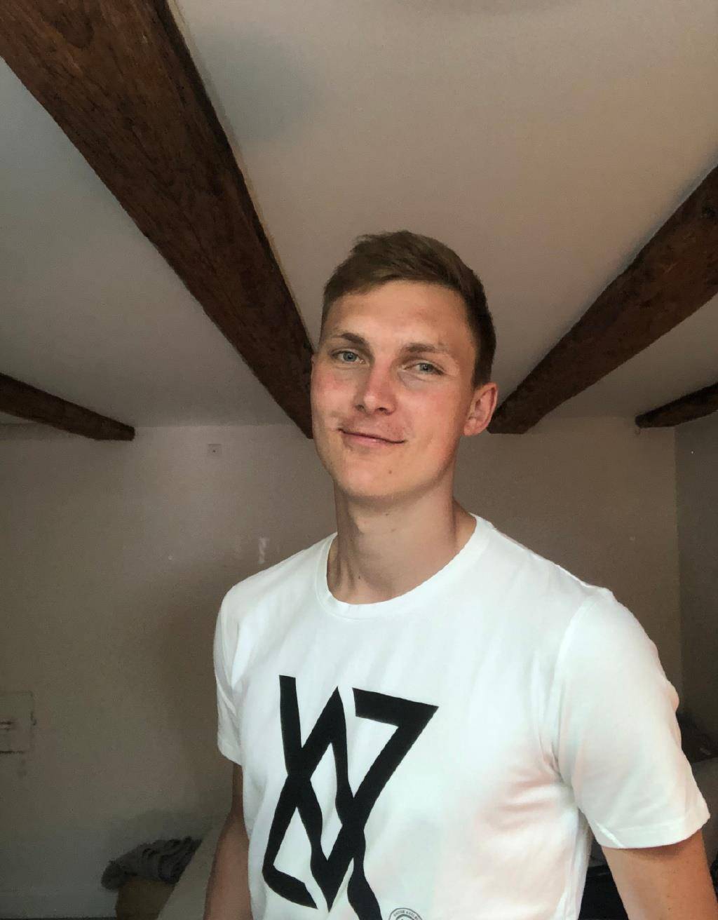 他与女友将在今年秋天迎来小生命的诞生,中文十级的安赛龙也用一个"她