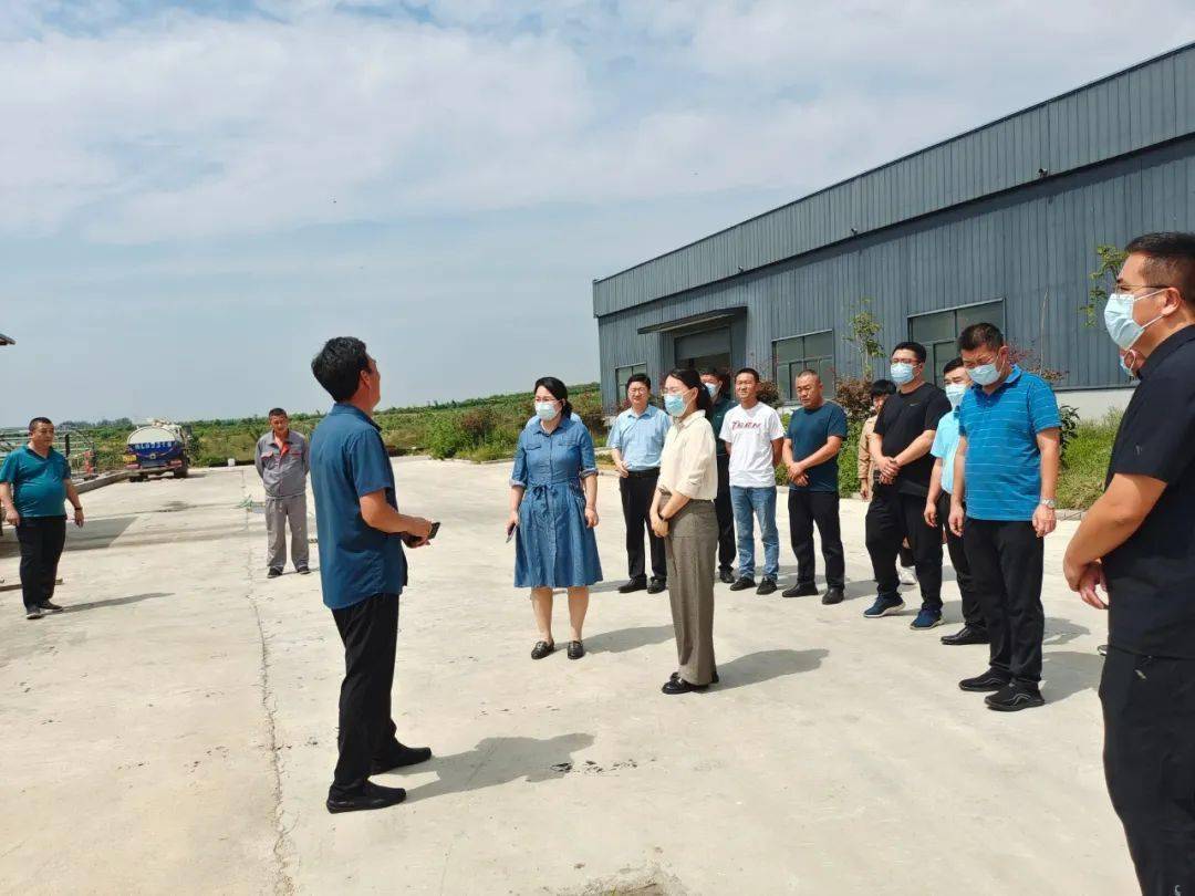 9月5日,碑廓镇党委副书记,镇长汤赛带队一行16人,到我镇资源生物科技