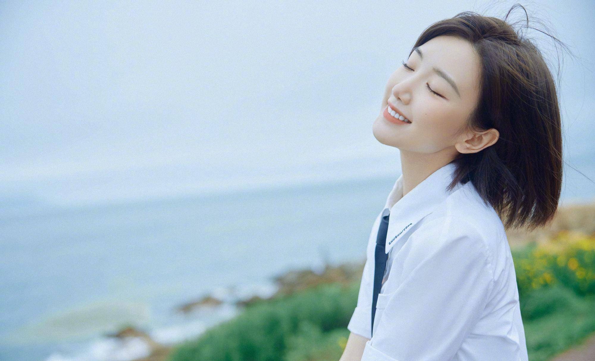 毛晓彤穿黑丝袜,jk短裙尽显甜美,被父亲讨债5000万是其一生的痛_女儿