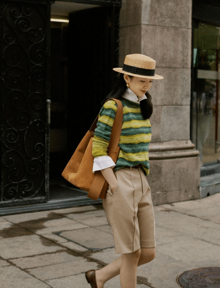 三木带火一种新穿法,叫"上身过秋,下身过夏"!