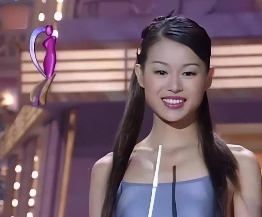 出道后,有光环的胡杏儿出演了《流金岁月》,《冲上云霄》等电视剧,一