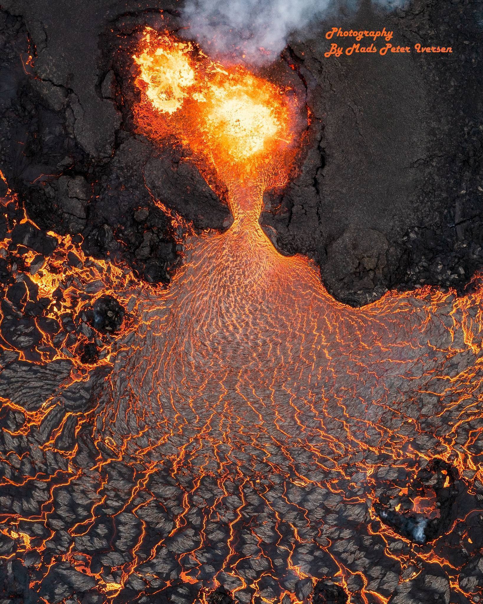 火山爆发过程图图片