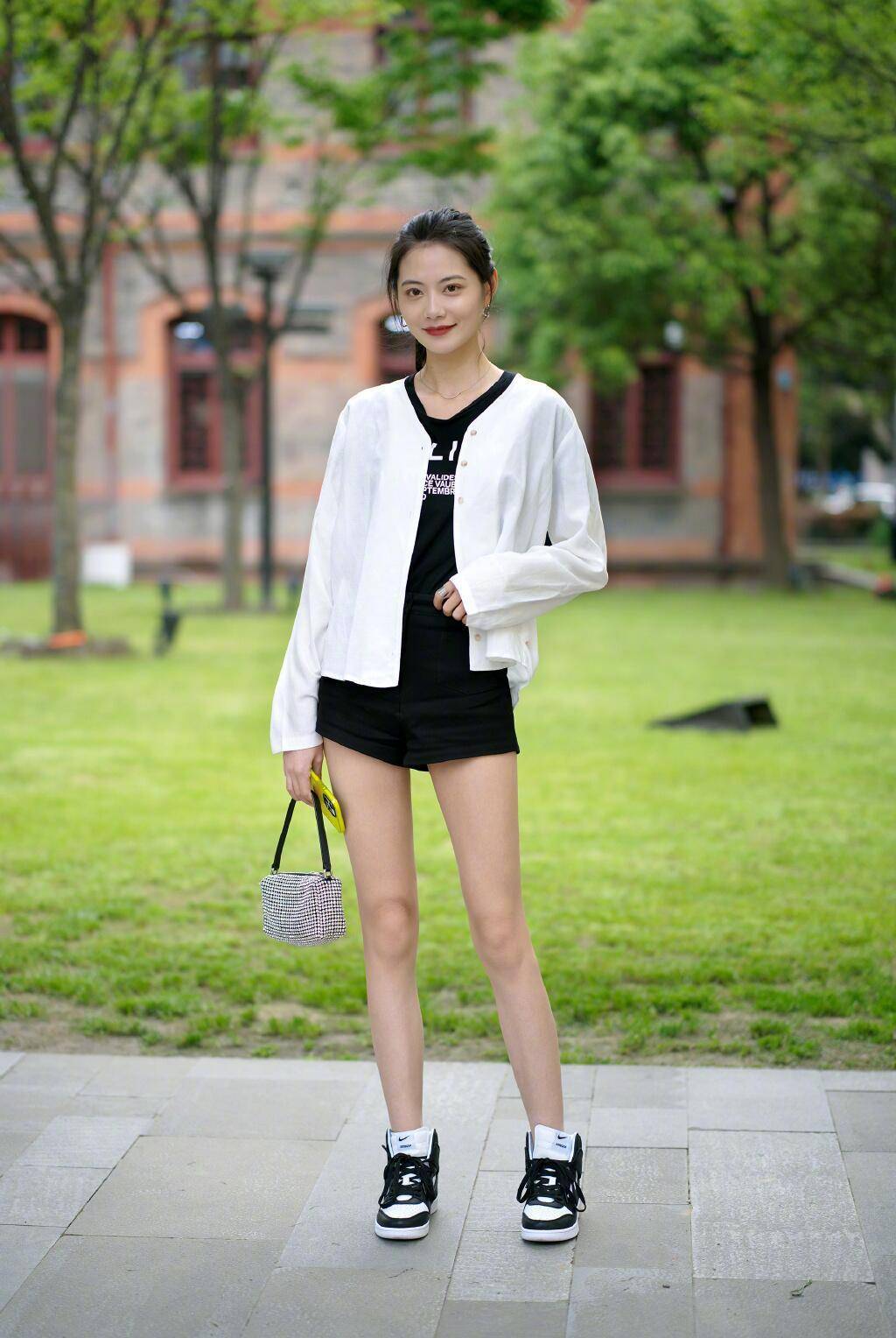 热裤 平底鞋,小个子女生这样穿,时髦,洋气还显腿长,值得借鉴