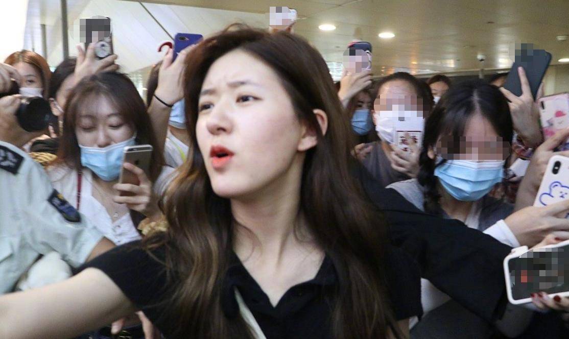 赵露思现身机场,卷发造型尽显魅力,维持秩序镜头直怼脸颜值真实_口罩