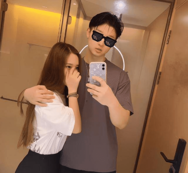 7.在酒店暂住,年轻的小情侣总喜欢留下自拍照,算是纪念吧.6.