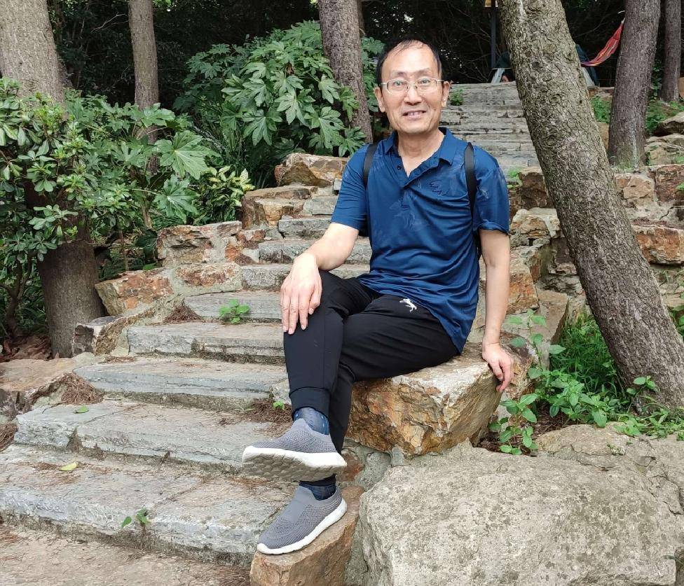 两位"小精灵"真是太可爱_雅洪_树林_新闻