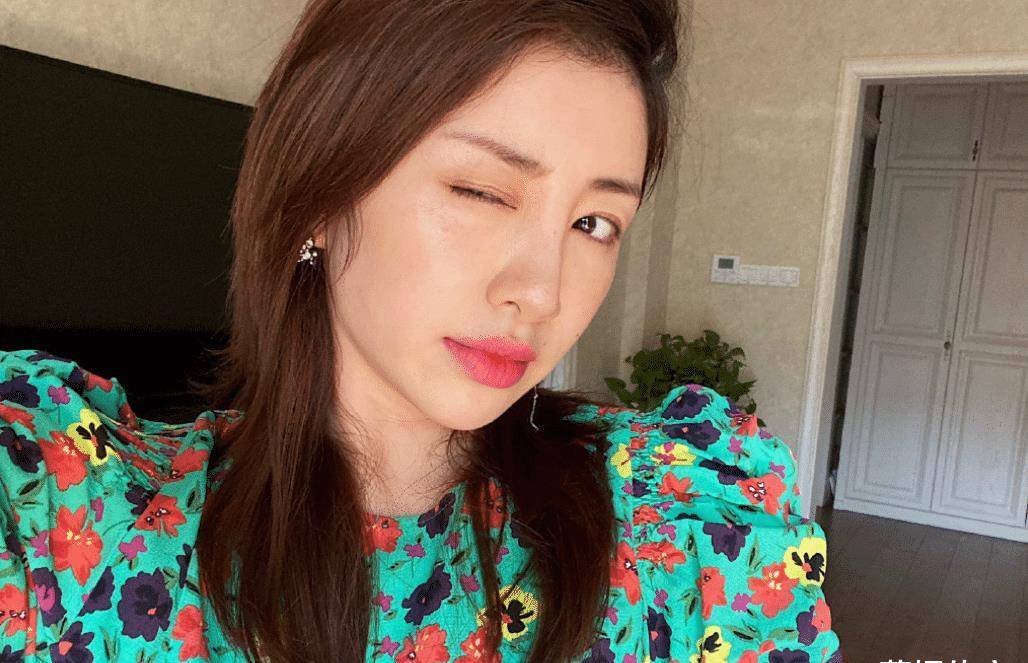 邹凯妻子分享美照 她已经29岁 是前中国艺术体操队名将_周捷_名气