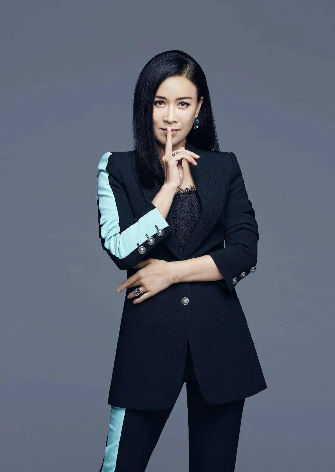 发际线却暴露了真实年龄不管是唱歌功力还是时尚品位,那英都一直是"领