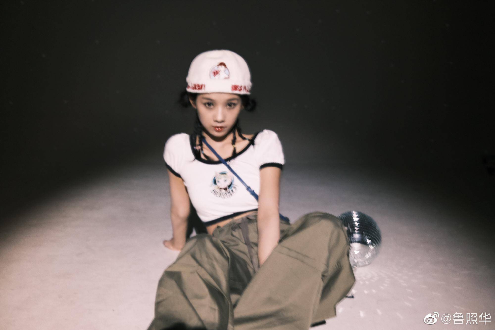 千禧辣妹:演员鲁照华y2k纯欲来袭_风格_未来_年轻人