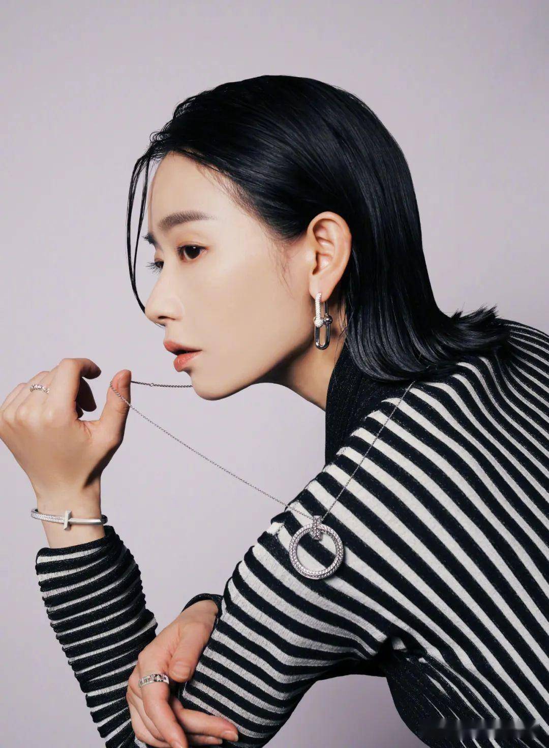 新晋影后刘雅瑟《sofigaro》九月封面大片,漫步园林优雅沉静_合作