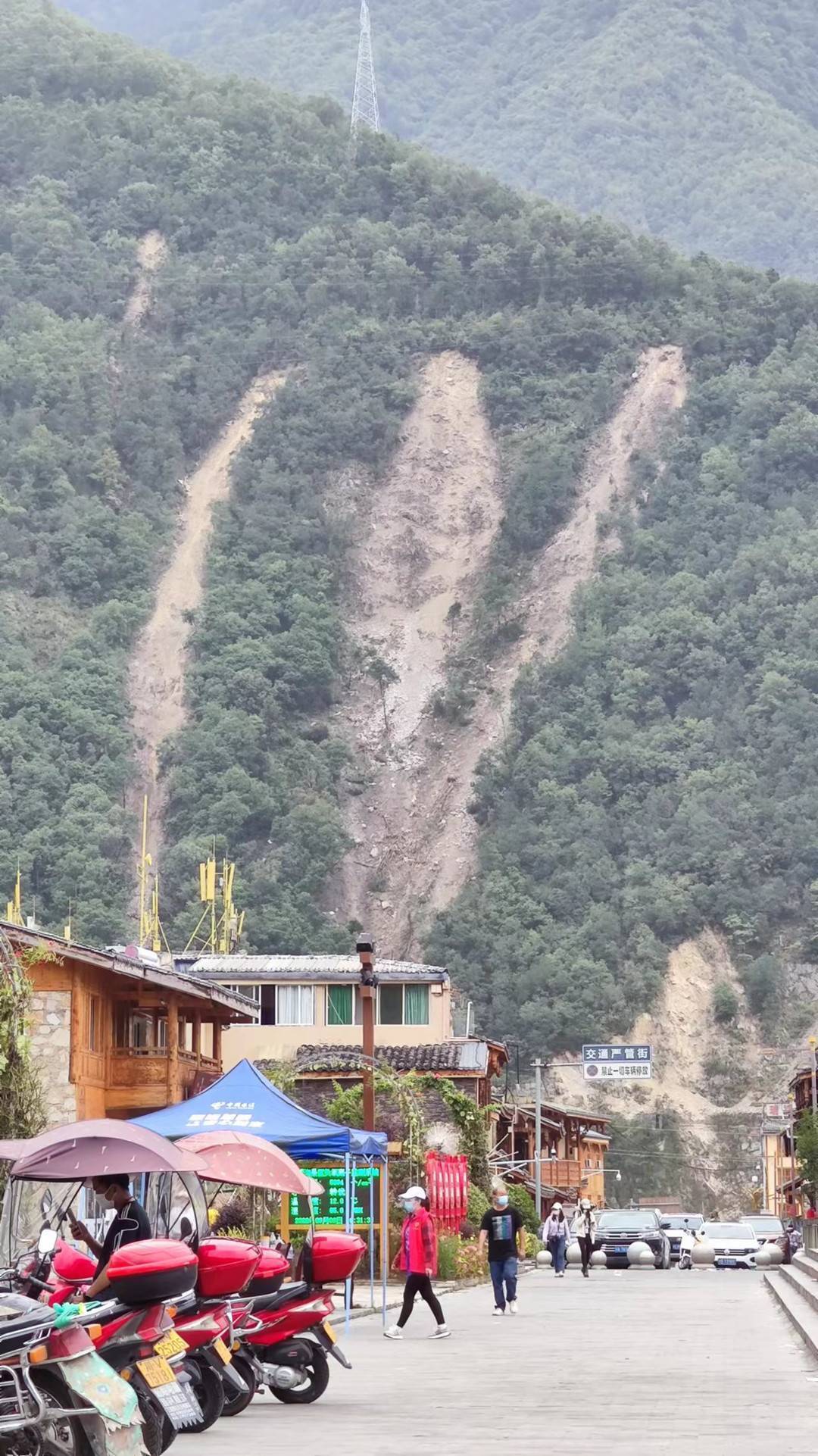 地震亲历者讲述磨西古镇现状：物资基本充足 被困村民正陆续转移到镇上