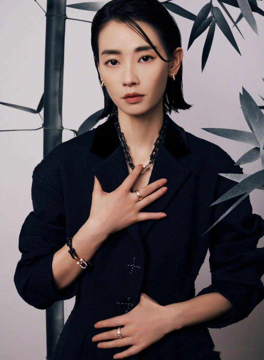 新晋影后刘雅瑟《sofigaro》九月封面大片,漫步园林优雅沉静_合作_王