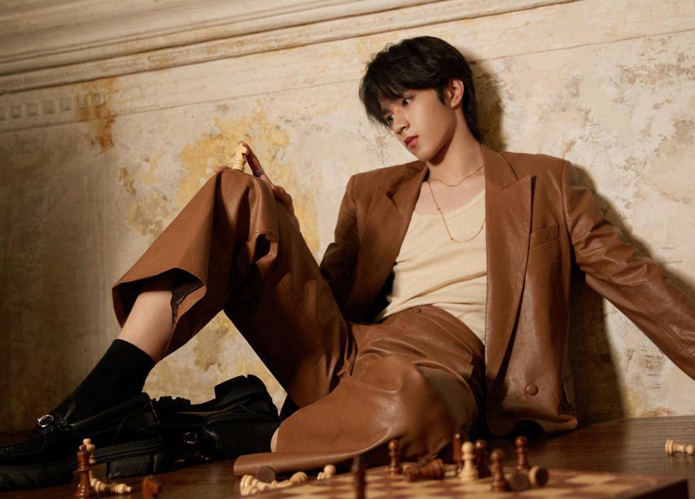 刘耀文加盟《萌探》,与宋亚轩穿校服同框,一不小心帅成校园男神_节目