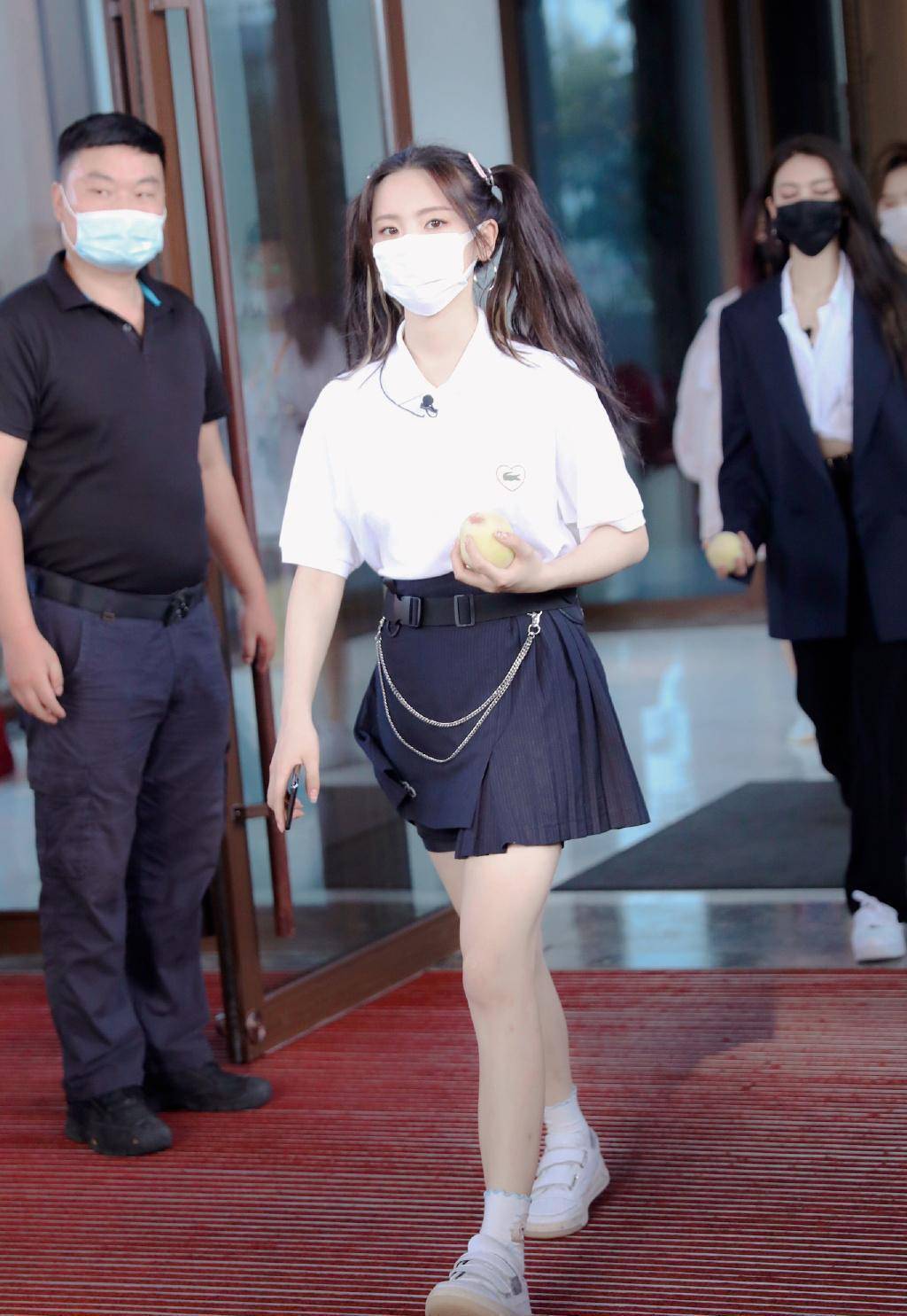 穿衬衫百褶裙绑双马尾,美成小学生_时尚_知性_造型