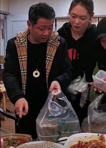 打包了两大袋剩菜,旁边老婆比他高一个头_赵亮_妻子_侯堃