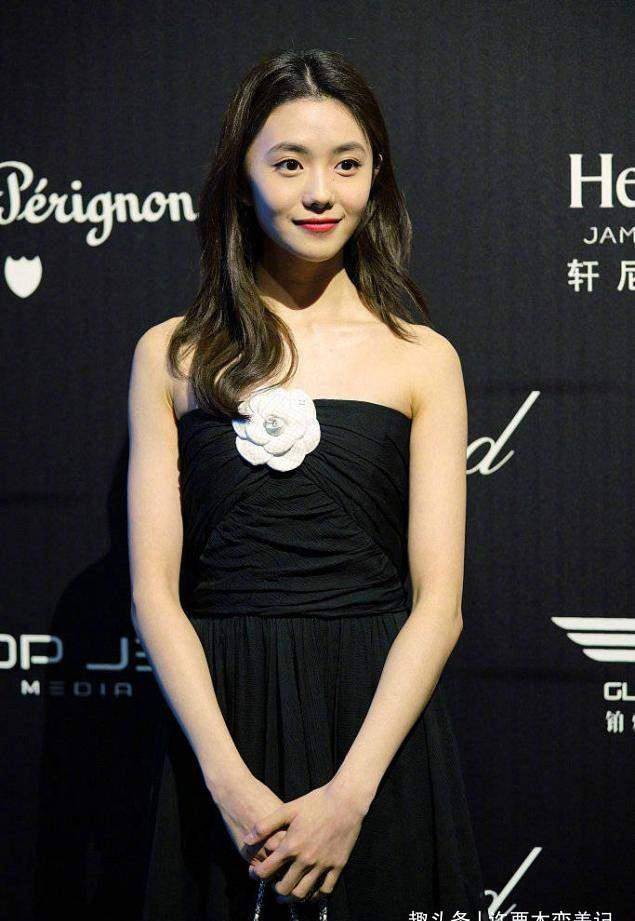 "新谋女郎"刘浩存杂志首秀,穿泡泡袖纱裙灵动,少女感扑面而来_气质