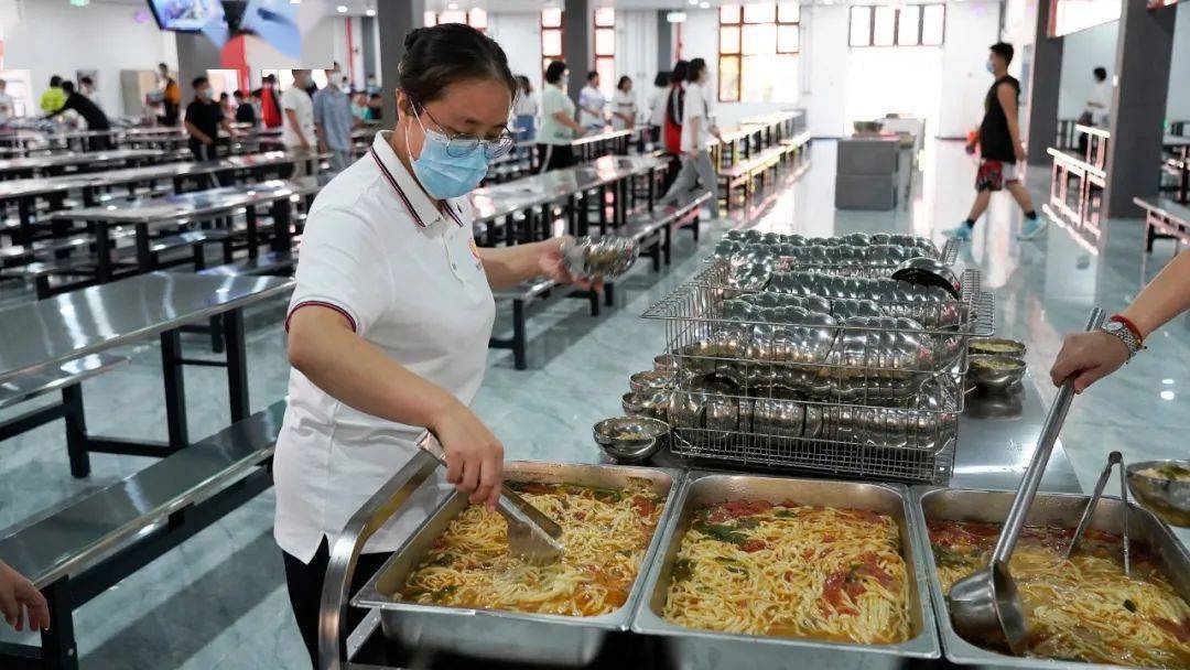 这样的开学很"明大":近900张全家福照片,千余碗"迎新面"……满满仪式