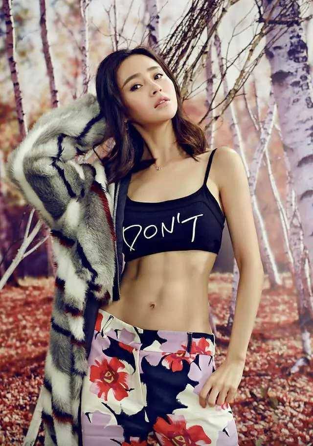 于明加身材有料又敢穿,上衣还没有巴掌宽炫腹,37岁腹肌太厉害_女性