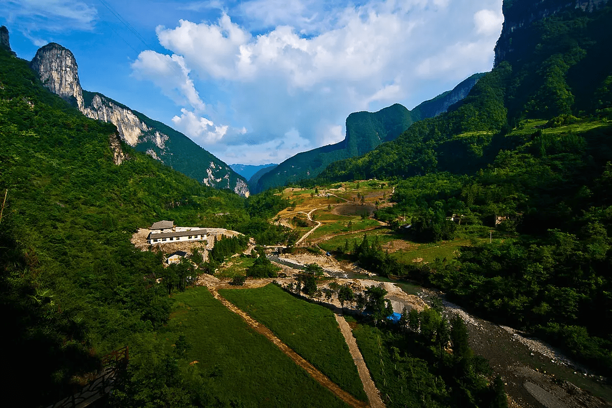 湖北不通公路的天坑村,花7300万修电梯,村民却更愿意爬山_鹿院坪_游客