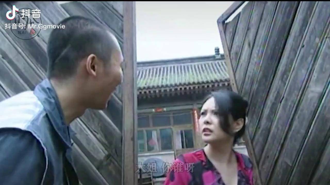 越狱犯逃窜到农家乐,竟一眼相中老板娘,不仅劫财还劫色犯罪片 大追捕