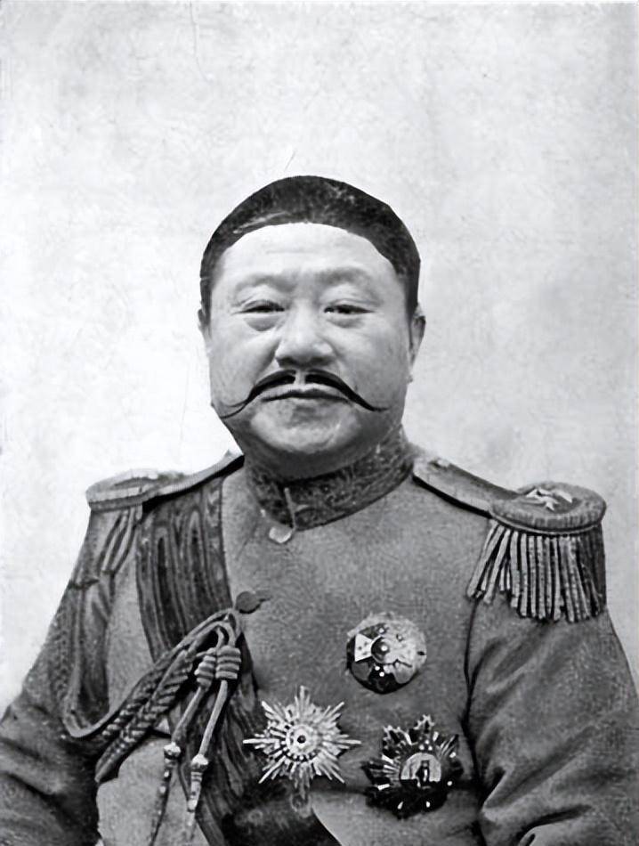 段祺瑞被黎元洪罢免,但随后张勋率辫子军复辟,吓得黎