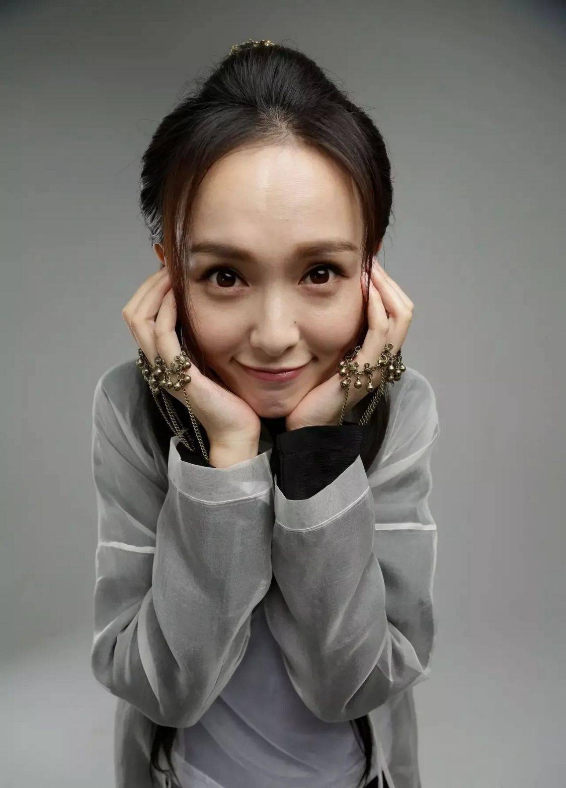 唐嫣快四十多岁了,现在也能明显感觉到她也衰老了很多,因为这眼角的