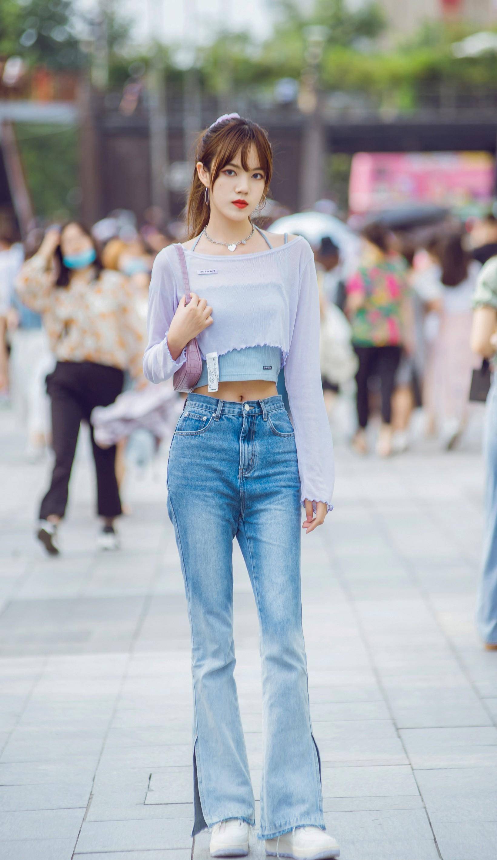 身高腿长的姑娘仗着身材好,夏天穿"露脐装",清爽凉快还显腰细_美女