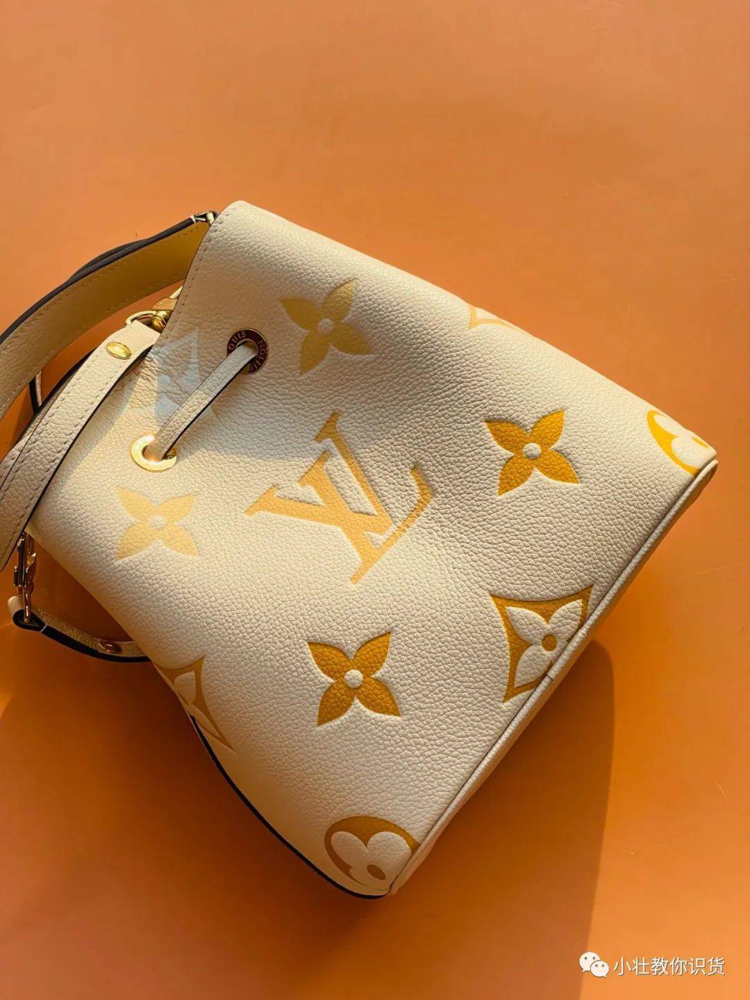 lv全皮压花neoneobb水桶包m45716拆箱评测_noe_实力_手柄