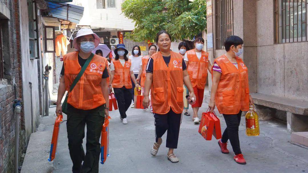 张槎大沙村妇联组织开展中秋节入户慰问活动,向村内特殊家庭送去温暖