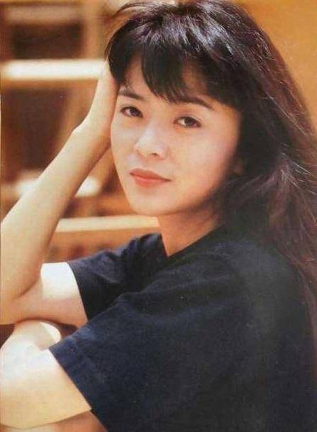 20岁邂逅偶像刘德华,隐形陪伴22年后结婚,她如何赢得婚姻?