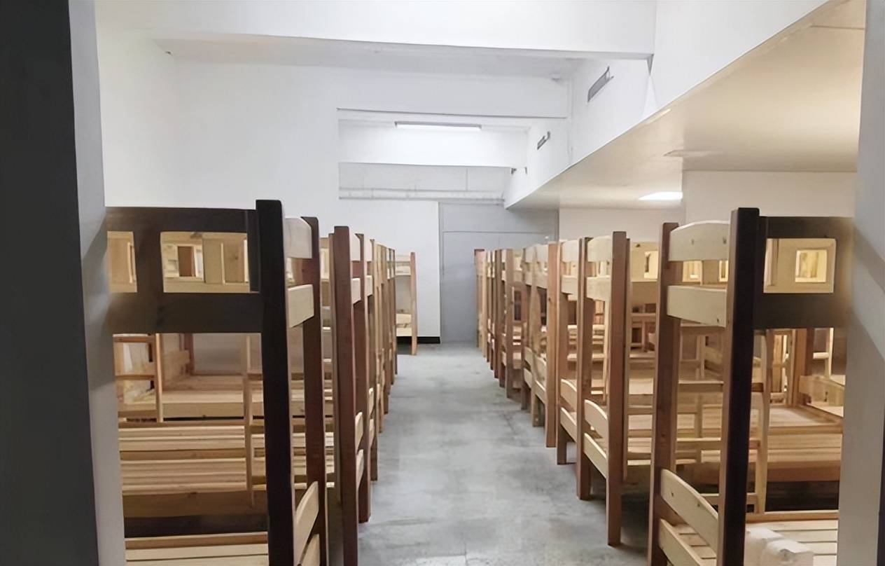 官方:启动问责_河南一学校80人一间宿舍 官方介入_家