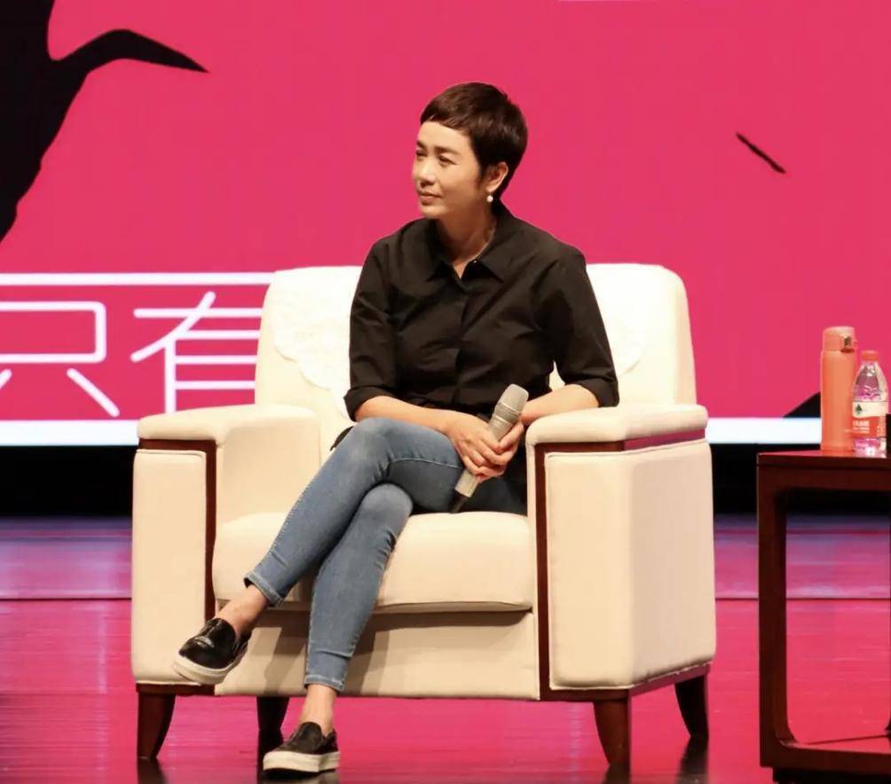 51岁蒋丽雯"秀"短发 搭配白色西装干练迷人 人美演技好_风格_女人