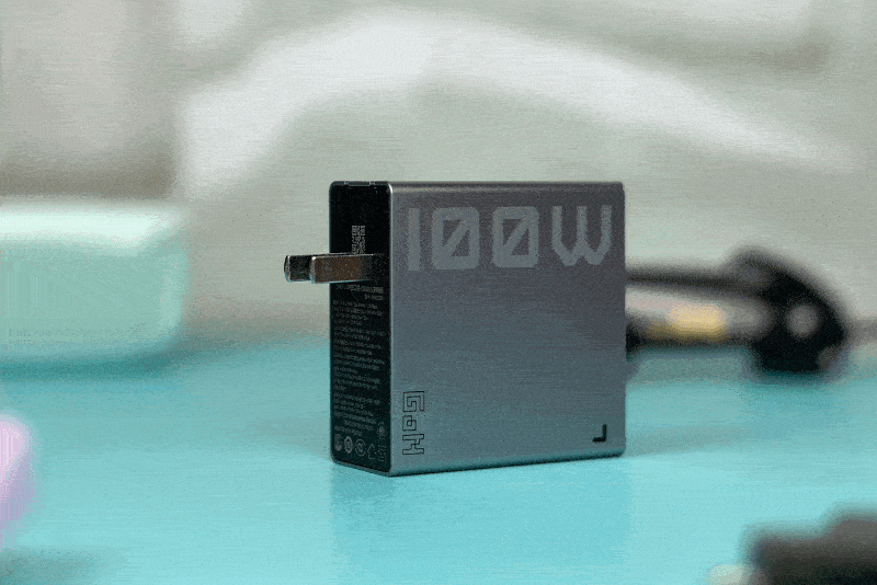 努比亚氘锋100W氮化镓充电器，体积小充电快，4口输出效率倍增