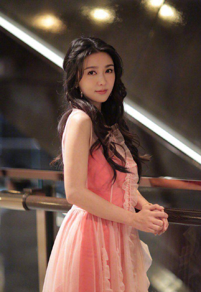 39岁薛凯琪真会穿,在红色睡裙外套透明雨衣,大秀时尚身材好吸睛_衣品