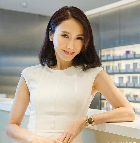 49岁黎姿穿白色连衣裙,皮肤紧致身材曲线完美,宛如少女一般年轻_健身