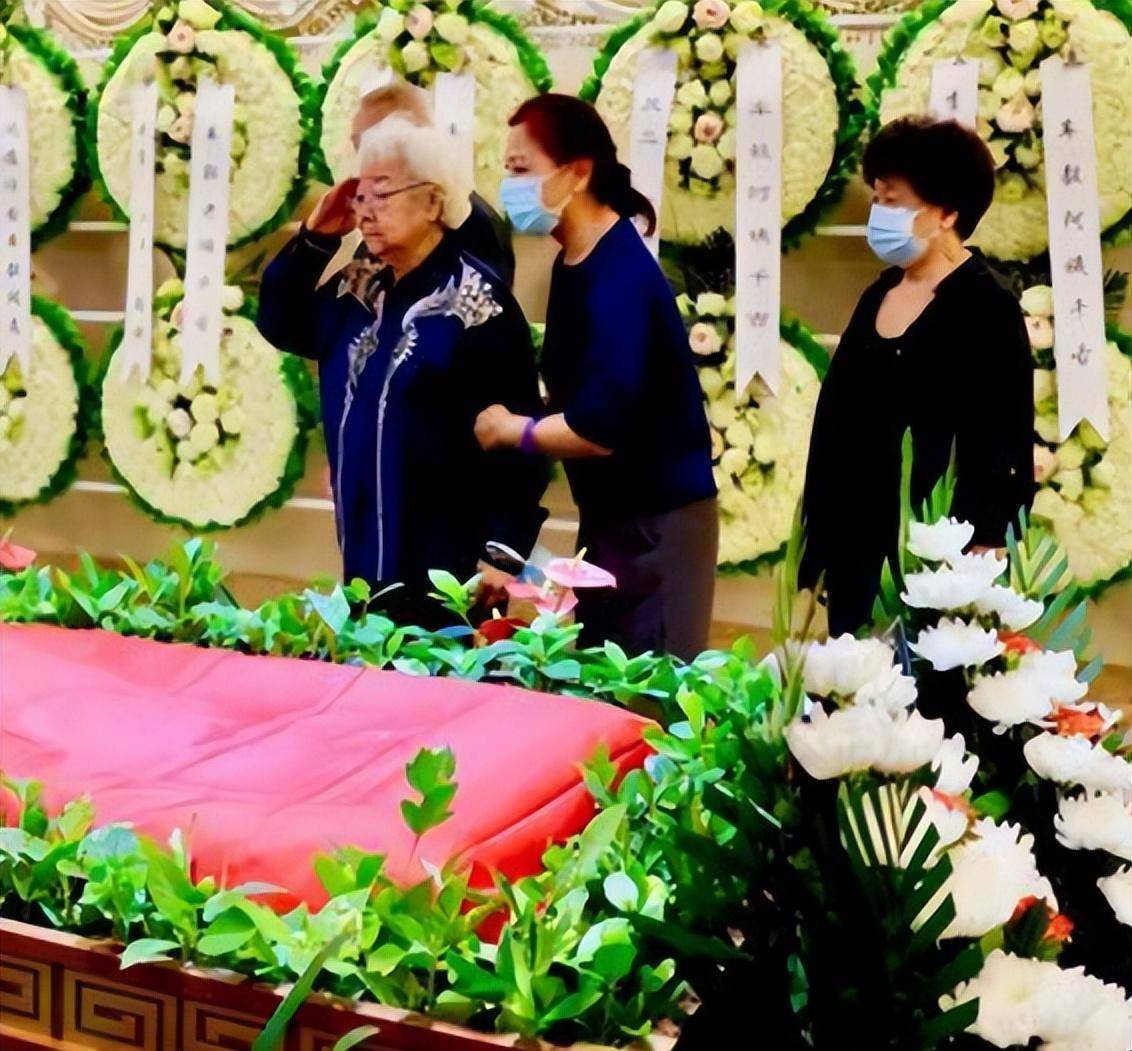 追悼会在八宝山举行,多家媒体纷纷表示哀悼.