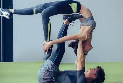 男女健身秀恩爱却意外骨折,网友:这是在用生命秀恩爱呀_动作_情侣_女