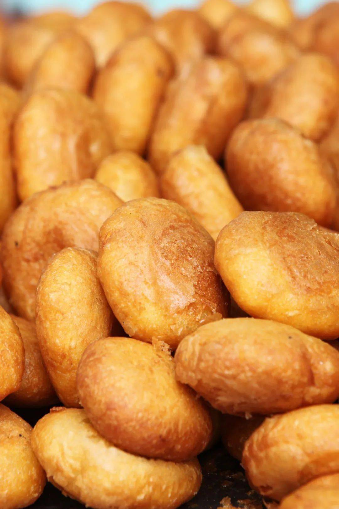 烧饼更是数不清,松软有麦香的晋中太谷饼更成了闻名全国的山西伴手礼