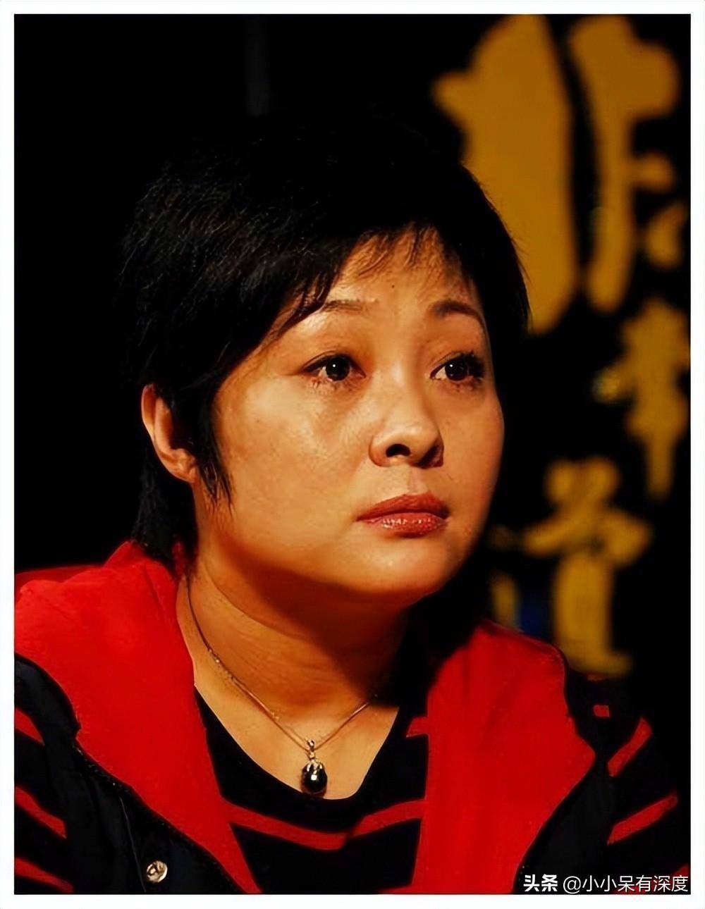 傅彪妻子张秋芳与儿子的近照,张秋芳穿着素雅,举手投足仍很美_冯小刚