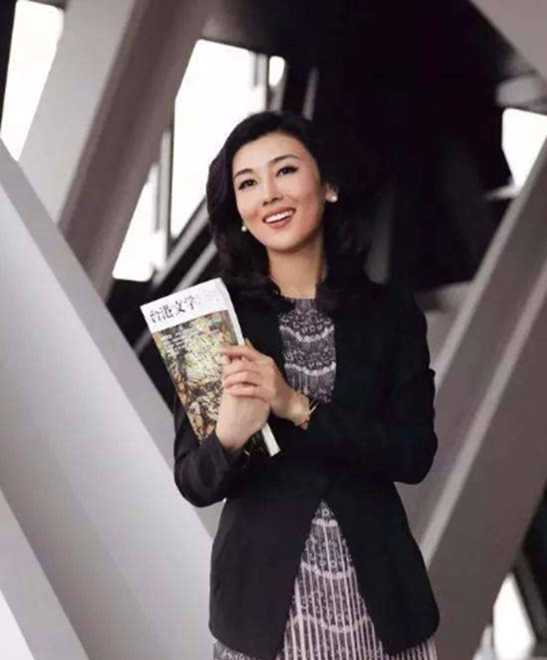 女神李红"消失28天",重归《海峡两岸》,42岁颜值不减当年_电视_气质