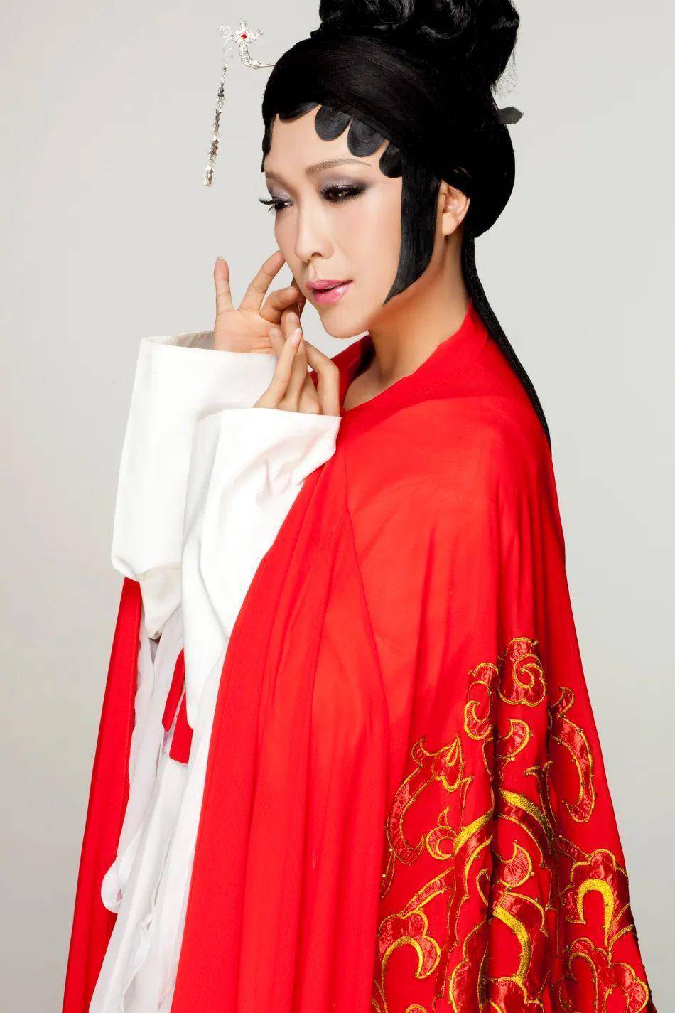2006年,学有所成的他参加《星光大道》,凭借着《新贵妃醉酒》里面优美