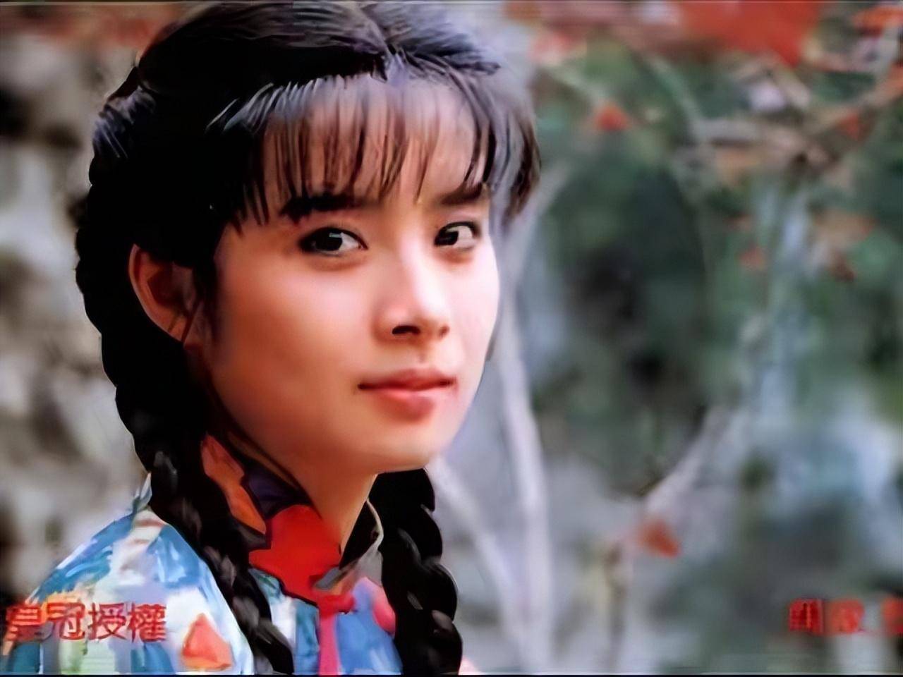 电视剧《青青河边草》里面的女主角是台湾演员岳翎,作为琼瑶的御用