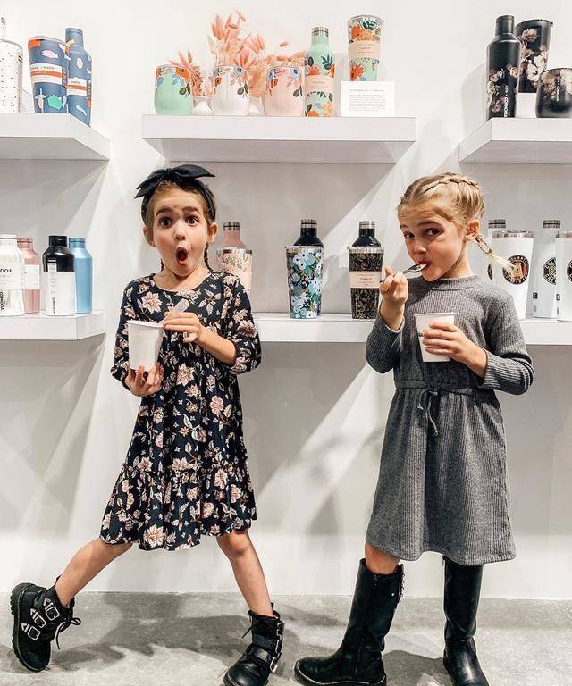戏精双胞胎emma和mila教你穿衣服了,又萌又抢镜穿搭值得学习!